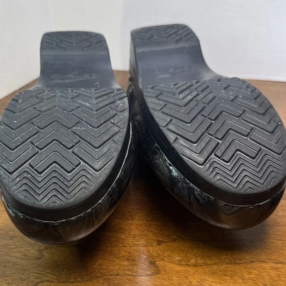 Dansko Tooled Shiny Black Leather Floral Clogs Slip-on Shoes, sz 39, 8-8.5 - Picture 12 of 16